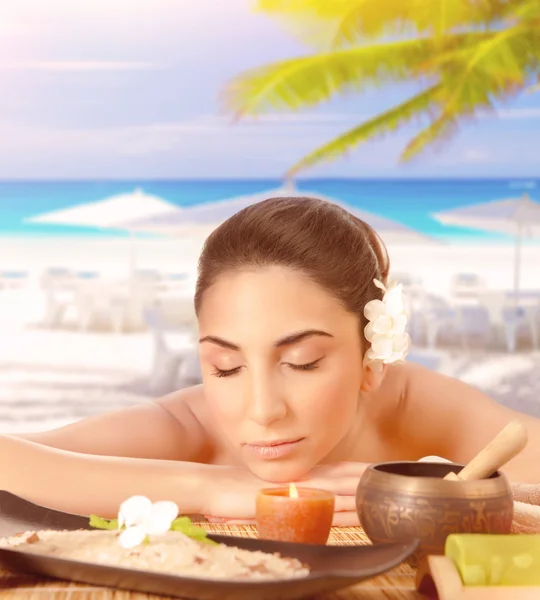 Mulher bonita desfrutando de massagem na praia — Fotografia de Stock