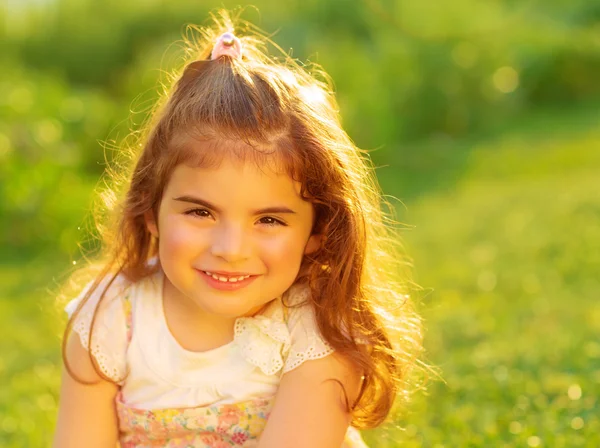 Schattig klein meisje op groen veld — Stockfoto