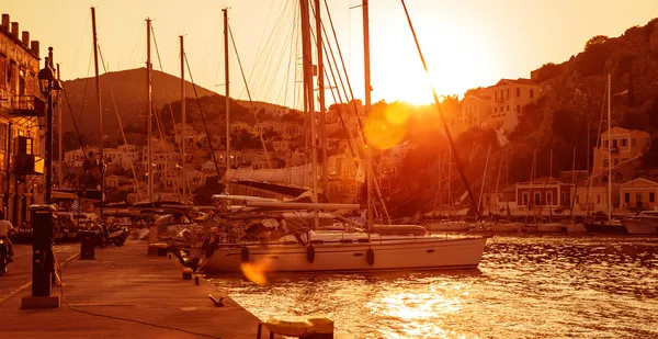 Porto de veleiro ao pôr do sol — Fotografia de Stock