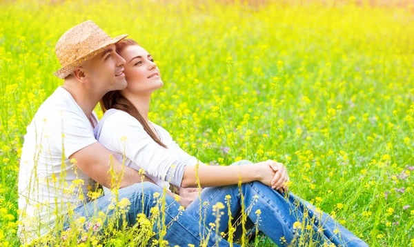 Pareja feliz en el campo floral —  Fotos de Stock