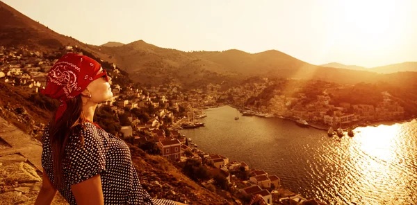 Tourist girl on sunset — Stock Photo, Image