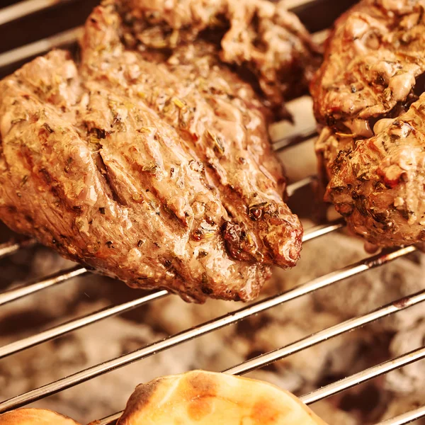 Filete de carne a la parrilla en mangal —  Fotos de Stock