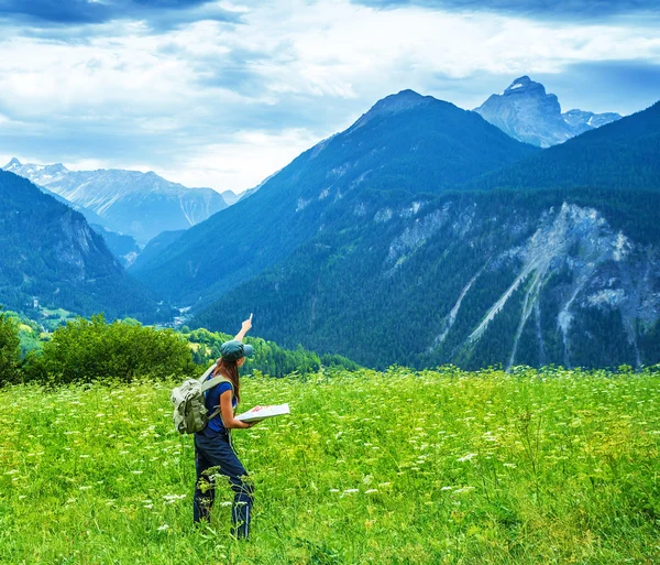 Reiziger meisje in de bergen — Stockfoto