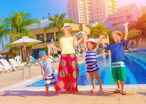 Lycklig familj nära pool — Stockfoto