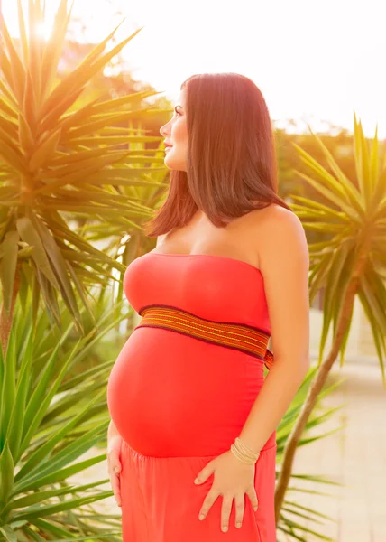 Femme enceinte en bonne santé à l'extérieur — Photo