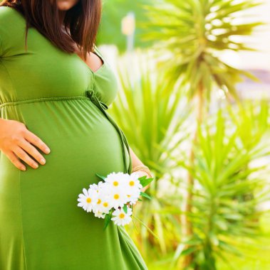 parkta hamile kadın