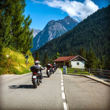 bisikletçileri Alpler de yol grubu