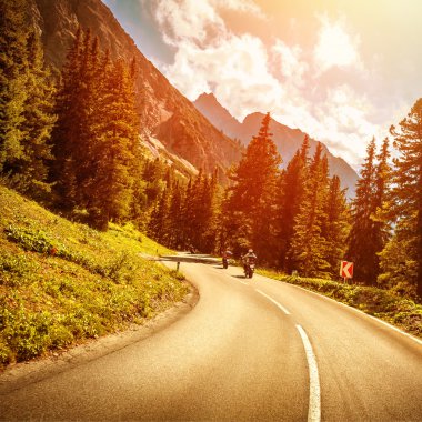 motosikletçiler günbatımı de yol