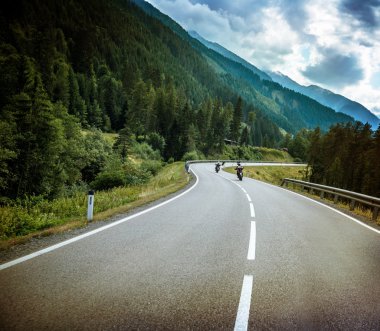 Grup bisikletçileri dağlık yolu üzerinde