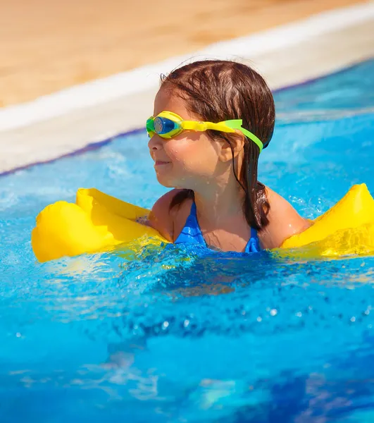 Glad liten flicka i poolen — Stockfoto