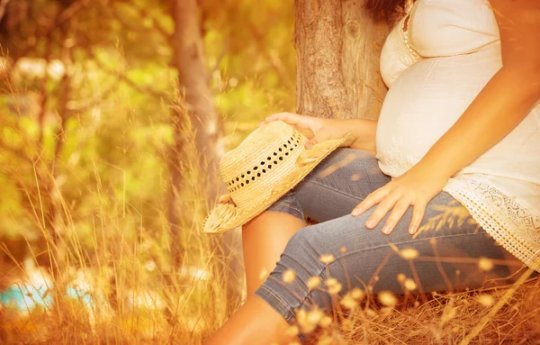 Pregnant girl in autumnal park — Stock Photo, Image