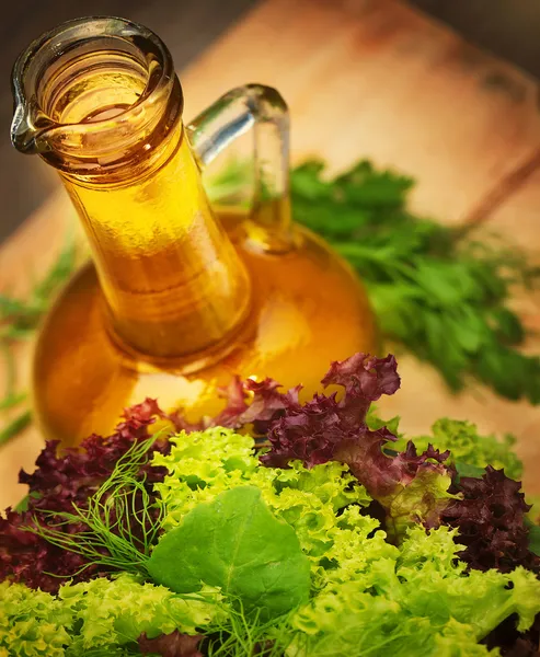 Olijfolie en vegetarische salade — Stockfoto