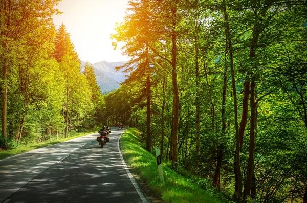 Motociclista na estrada montanhosa — Fotografia de Stock