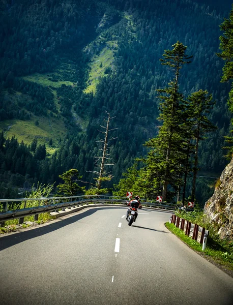 Motocyklista na górskiej drodze — Zdjęcie stockowe