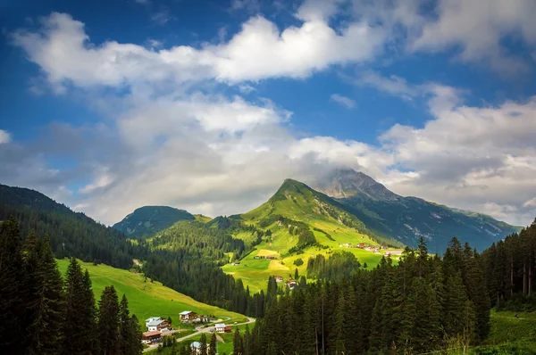 Село в горах — стокове фото