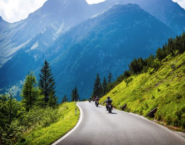 Moto yarışçılar dağlık yolu üzerinde