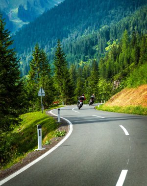 Alp Dağları'nda motosiklet grubu