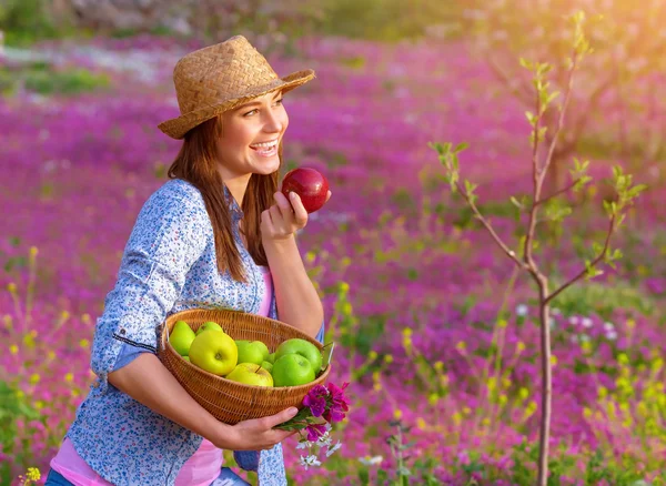 Donna felice mangiare mela — Foto Stock