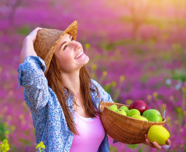 Muchacha atractiva con cesta de manzanas — Foto de Stock