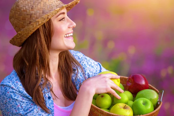 Mulher feliz com cesta de maçãs — Fotografia de Stock