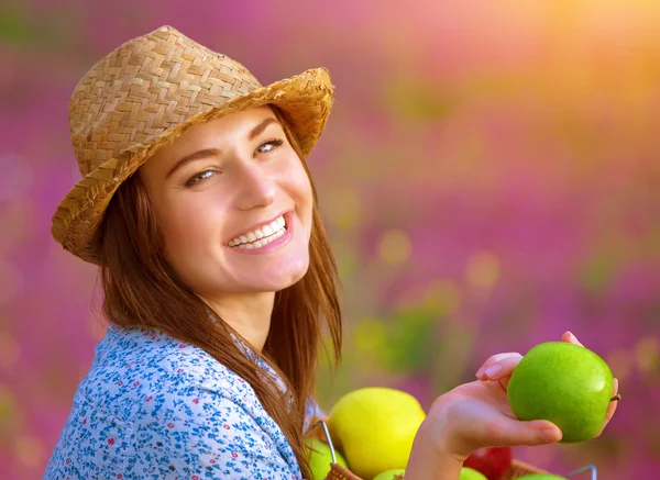 Beautiful female offers an apple — Stock Photo, Image