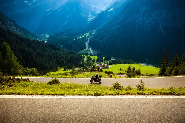 Motociclista na estrada montanhosa — Fotografia de Stock