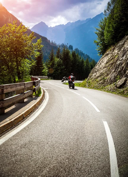 Motorcu dağlık yarış — Stok fotoğraf