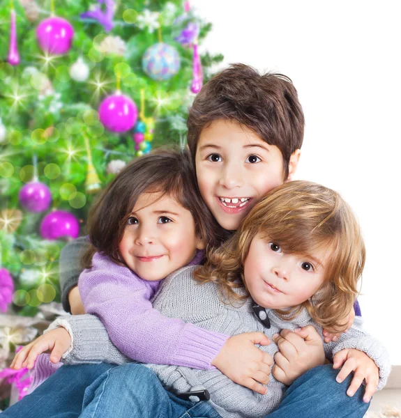 Ευτυχής παιδιά κοντά χριστουγεννιάτικο δέντρο — Φωτογραφία Αρχείου