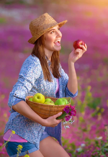 Χαριτωμένο κορίτσι δαγκώματος κόκκινο μήλο — Stock fotografie