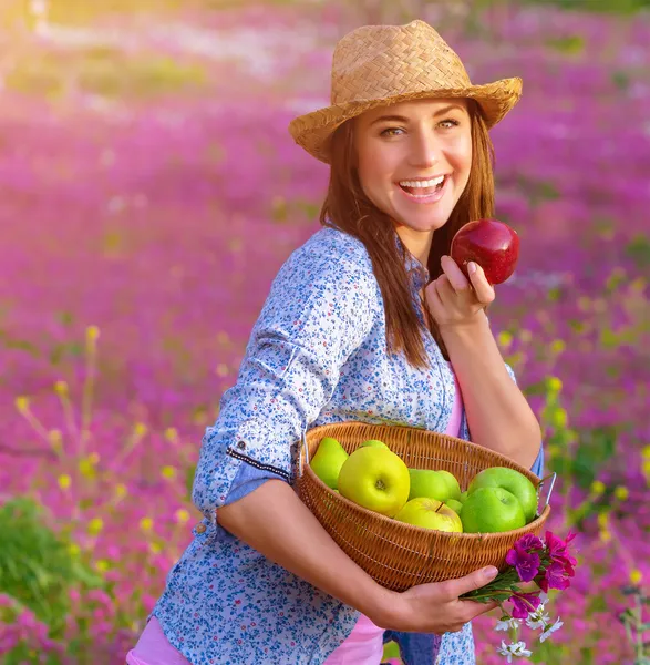 Fröhliche Frau beißt in Apfel — Stockfoto