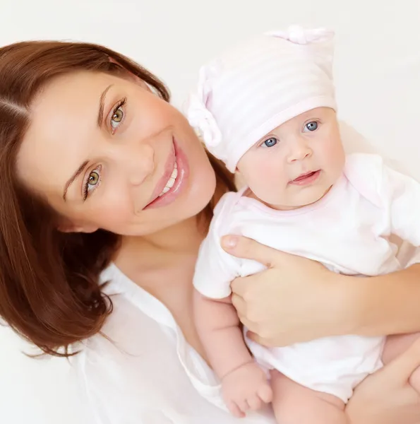 Vackra mamma bär barnet — Stockfoto