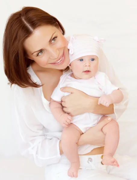 Gelukkig moeder met meisje van de baby — Stockfoto