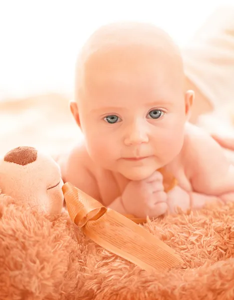 Pasgeboren baby met zacht stuk speelgoed — Stockfoto