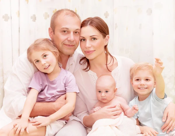 Família feliz em casa — Fotografia de Stock