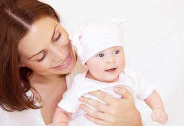 annesi onun sevimli bebek üzerinde seyir