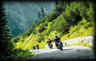 Grup moto bisikletçileri dağlık yolu üzerinde