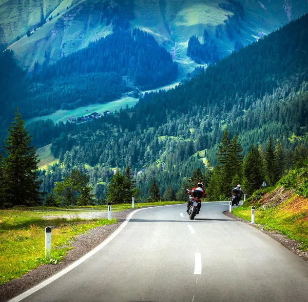 Grupo de motociclistas em montanhas — Fotografia de Stock