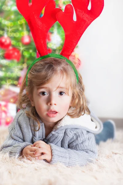 Kleine jongen op kerstviering — Stockfoto