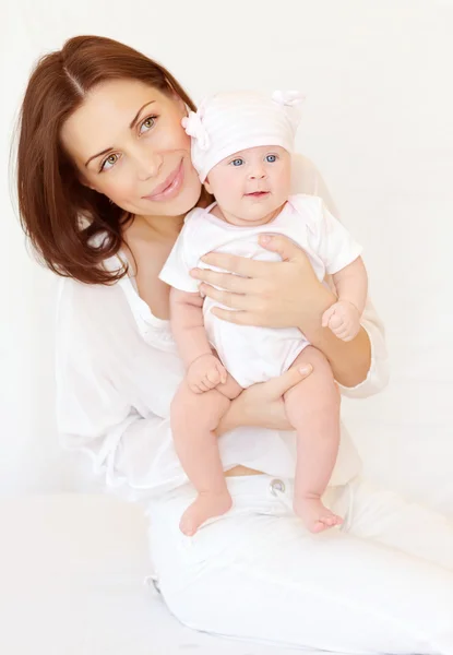 Mooie vrouw met baby — Stockfoto