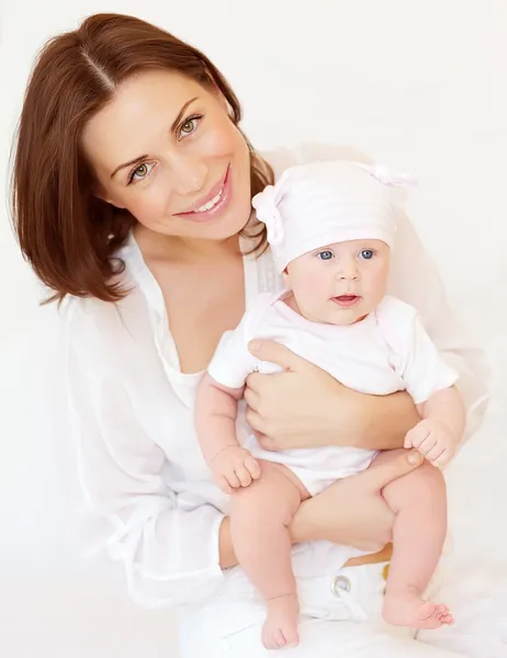 Junge Mutter mit Neugeborenem — Stockfoto