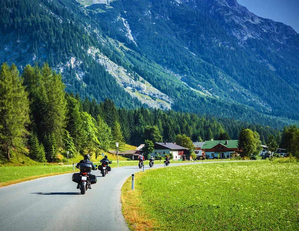 Motociclistas em estrada montanhosa — Fotografia de Stock