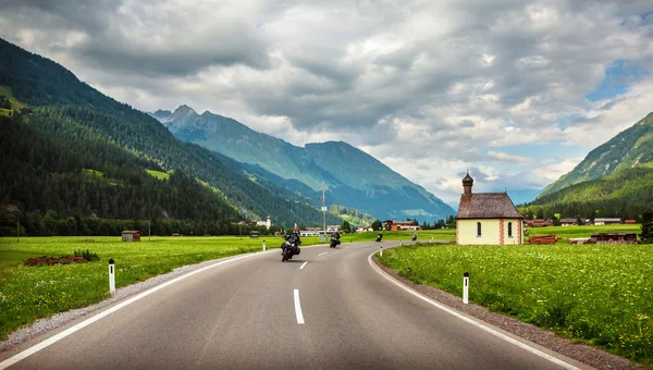 Fietsers op bergachtige snelweg — Stockfoto