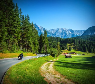 Motorcu dağlık yolu üzerinde