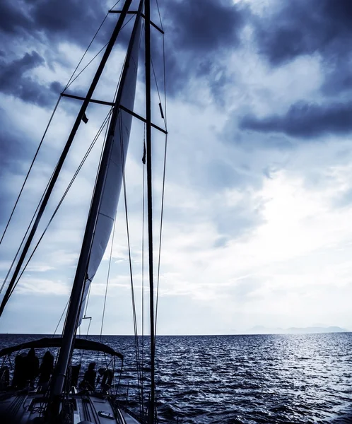 Segelboot bei Nacht — Stockfoto