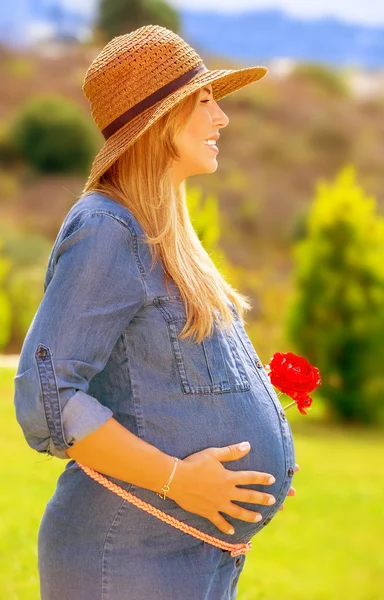 Parkta hamile kadın — Stok fotoğraf