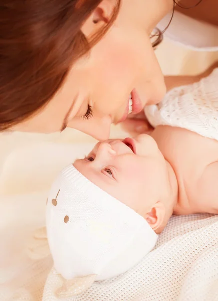 Gelukkig moeder met baby — Stockfoto