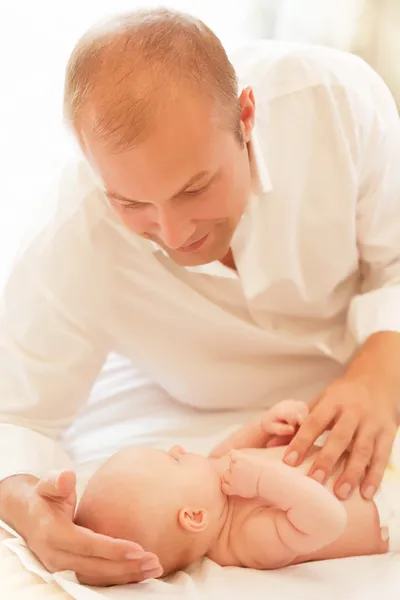 Père heureux avec bébé — Photo