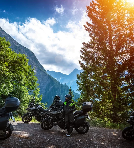 Biker descansando nas montanhas — Fotografia de Stock