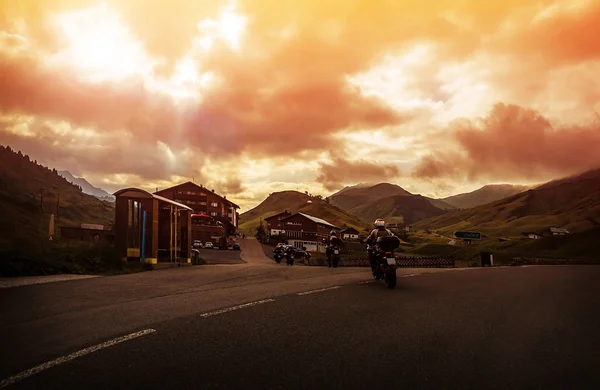 Gruppo di motociclisti in montagna — Foto Stock