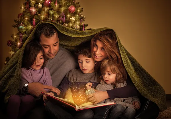 Grote familie in kerstavond — Stockfoto